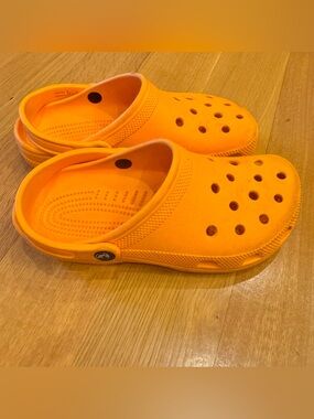 CROCS orange crocks Men’s Size 6 or Women’s Size 8